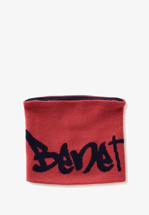 Roter gestrickter Halswärmer mit schwarzem, fettem Graffiti-Text "Beast" auf der Vorderseite.