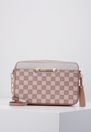 Bolso bandolera rectangular con patrón a cuadros beige y rosa, correa de cadena dorada, detalle de borla y placa de marca metálica en el frente.