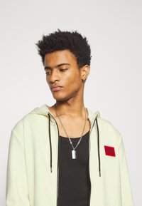 HUGO DAPLE - Camisola com fecho - light/pastel yellow