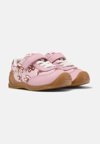 Zapatillas rosas con un diseño texturizado, patrones florales en rojo y beige, correas de velcro y suelas de goma para tracción.