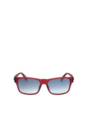 Occhiali da sole rettangolari con montatura rossa e lenti blu sfumate, mostrati su sfondo bianco.
