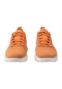 Scarpe sportive arancioni con tomaia in tessuto knit, superficie testurizzata, design con lacci e suola in gomma bianca. Presenta una linguetta sul tallone.