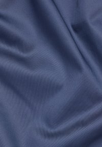 Marineblå stof, glat tekstur, let skinnende udseende, med subtile folder og krøller, velegnet til forskellige tekstilapplikationer.