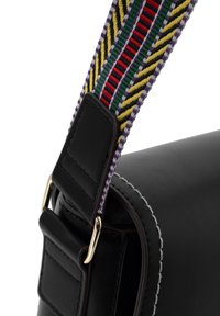 Borsa in pelle nera con superficie texturizzata, dotata di una tracolla colorata e fantasia nei colori giallo, verde, rosso e viola. Finiture in oro.