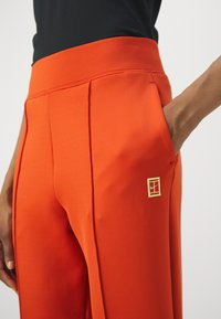 Nike Performance HERITAGE PANT - Treniņtērpa apakšdaļas - rust factor