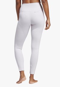 Jasnoszare legginsy wykonane z elastycznego materiału z wysokim stanem. Posiadają minimalne logo z tyłu oraz dopasowany krój.