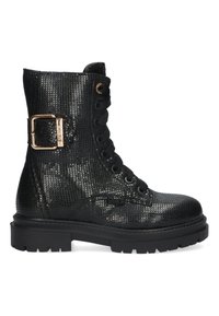 Botines negros con cordones, elaborados en un material sintético texturizado, que presentan un acabado brillante y un detalle de hebilla dorada en el lateral.