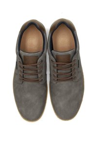 Grijze leren schoenen met bruine accenten, ronde neus, vetersluiting en een gemêleerd oppervlak. Bruine veters en lichtbruine binnenzolen zichtbaar.