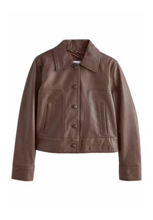 Veste en cuir marron avec un large col, fermeture boutonnée à l'avant, manches longues et deux poches latérales verticales.