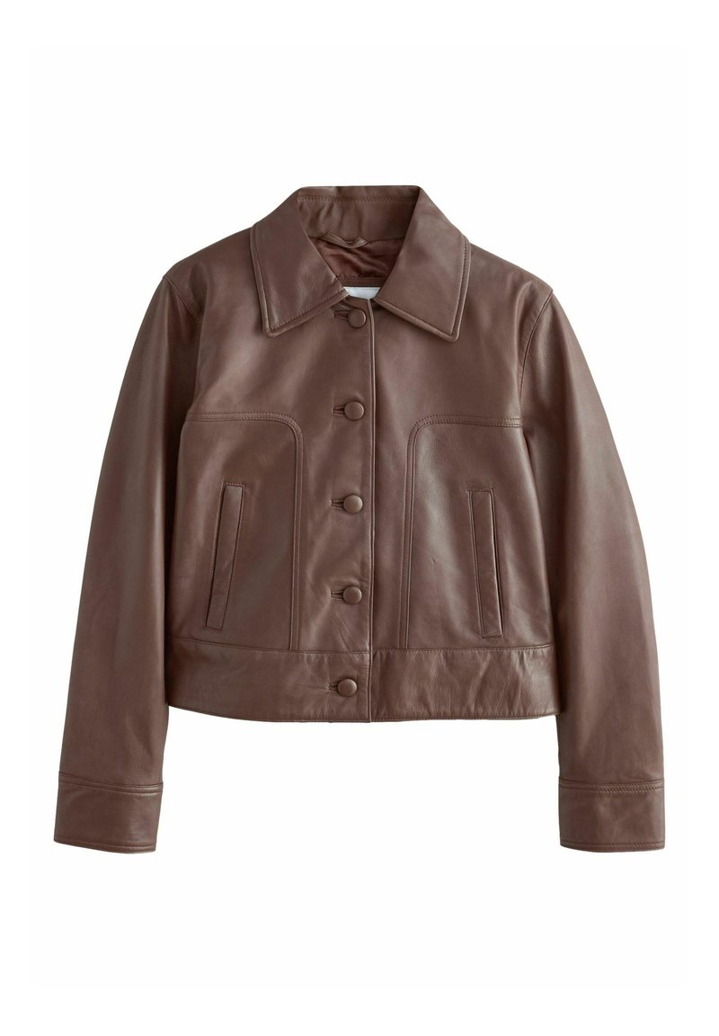 Veste en cuir marron avec un large col, fermeture boutonnée à l'avant, manches longues et deux poches latérales verticales.