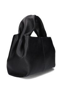 Zwarte leren handtas met een zachte, gestructureerde afwerking. Voorzien van unieke, sculpturale handvatten en een ronde basis voor een stabiel ontwerp.