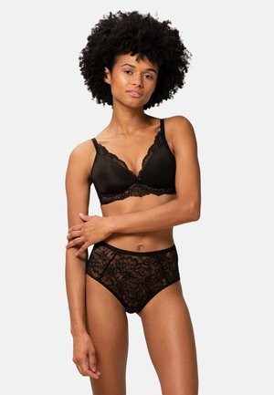 Svart spets-bh med genomskinliga kupor och blommönster, kombinerad med matchande högmidjade spetsbriefs med elastisk midjeresår.