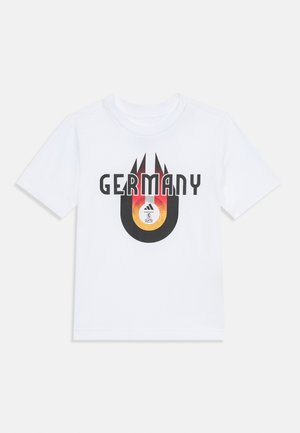 T-shirt bianco in cotone con una stampa grafica contenente la parola "GERMANIA" in grassetto nei colori nero e rosso, accompagnata da un emblema circolare al centro.