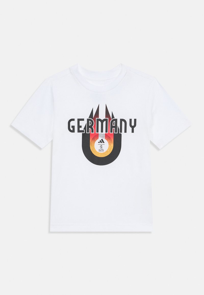 Camiseta blanca de algodón con un estampado gráfico que presenta "ALEMANIA" en colores negro y rojo en negrita, acompañado de un emblema circular en el centro.