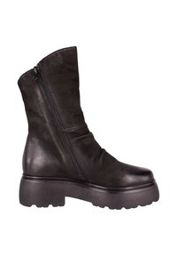 Bota de tobillo de cuero negro con diseño arrugado, cremallera lateral y suela gruesa de goma. Textura lisa y puntera redonda.