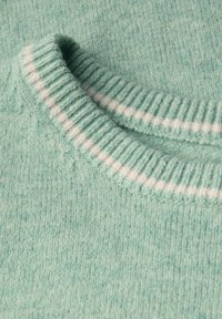 Sweter dzianinowy w jasnym miętowym kolorze, z prążkowanym dekoltem w białe paski i miękkim, ciepłym materiałem.