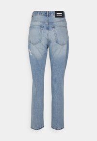 Jeans de ganga azul claro com corte reto, apresentando uma cintura costurada, dois bolsos traseiros e ligeira deterioração na perna.