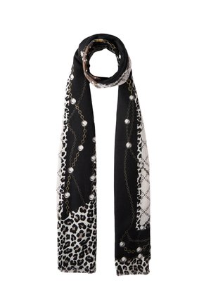 Lunga sciarpa bianca e nera con stampa leopardata, motivi di catene e perle, arrotolata ordinatamente a un'estremità su uno sfondo semplice.
