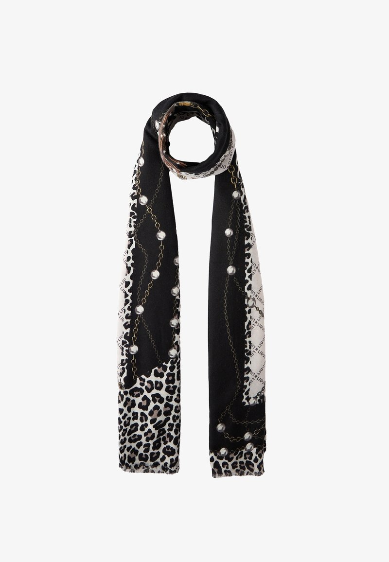 Écharpe longue noir et blanc avec un motif léopard, des chaînes et des perles, soigneusement enroulée à une extrémité sur un fond uni.