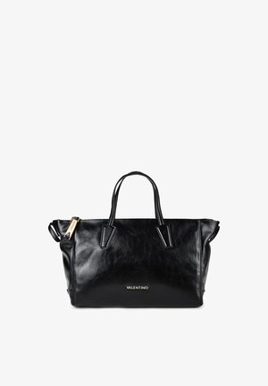 Borsa a mano in pelle nera Valentino con due manici e cursore della cerniera dorato su sfondo bianco.