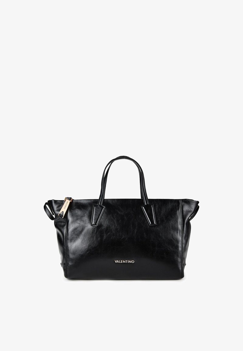 Μαύρη δερμάτινη τσάντα Valentino με δύο λαβές και χρυσό φερμουάρ σε λευκό φόντο.