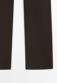 Sezione inferiore di pantaloni marrone scuro a gamba dritta con orli semplici su sfondo bianco.