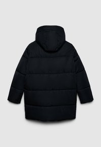 Giacca invernale nera isolata, con cappuccio, design a cuciture orizzontali e una texture liscia e opaca. Vista da dietro, senza chiusure visibili.