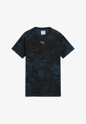 T-shirt Puma manches courtes noir et bleu foncé à motif camouflage, col rond et logo Puma blanc sur la poitrine.