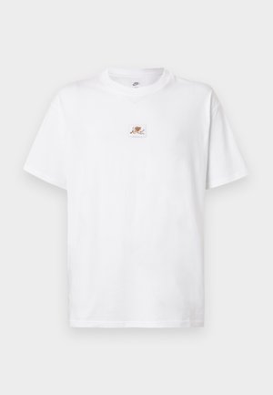 Tricou alb din bumbac, cu decolteu rotund și mâneci scurte. Prezintă o mică etichetă cu logo maro și alb pe piept.