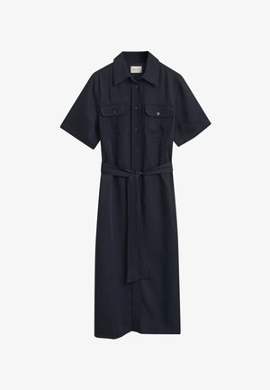 Mörkblå knäppt klänning med korta ärmar, två framfickor, midja med bälte och rak skärning. Tillverkad av lätt material.