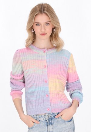 Cárdigan multicolor con textura en canalé, que presenta tonos pastel de rosa, azul y amarillo. Con cinco botones en la parte delantera y mangas largas.