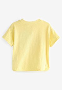 Gul kortærmet T-shirt med rund hals, blød tekstur og lige afslutning i kanten. Bagfra ses der ingen mønstre eller grafik.