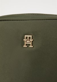 Tommy Hilfiger POPETTE - Cameratas - huntsman green