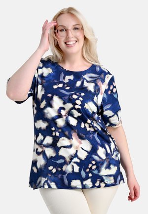 MIT BATIK-BLUMEN-IN - Print T-shirt - blue/white