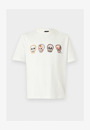 Tricou alb cu mâneci scurte cu patru cranii colorate brodate într-un rând peste piept, pe un fundal simplu.