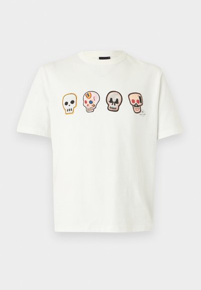 Λευκό κοντομάνικο μπλουζάκι με τέσσερα πολύχρωμα κεντημένα κρανία σε σειρά στο στήθος σε μονόχρωμο φόντο.