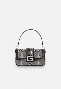 Bolsa de mano con estampado de serpiente en blanco y negro, con un tapete con tachuelas, acento de logo y una correa corta para el hombro. Presenta un tejido texturizado y herrajes metálicos.