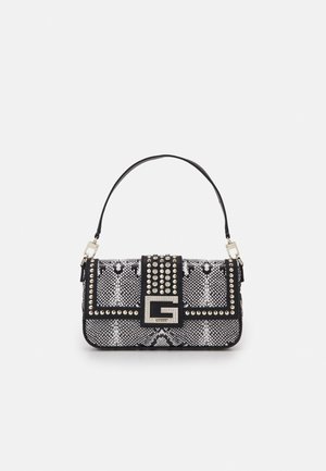 Mustekki ja valkoinen käärmeennahkakuosisy totebag, jossa on niittikoristeinen läppä, logoelementti ja lyhyt olkahihna. Materiaalina on teksturoitu kangas ja metalliosat.