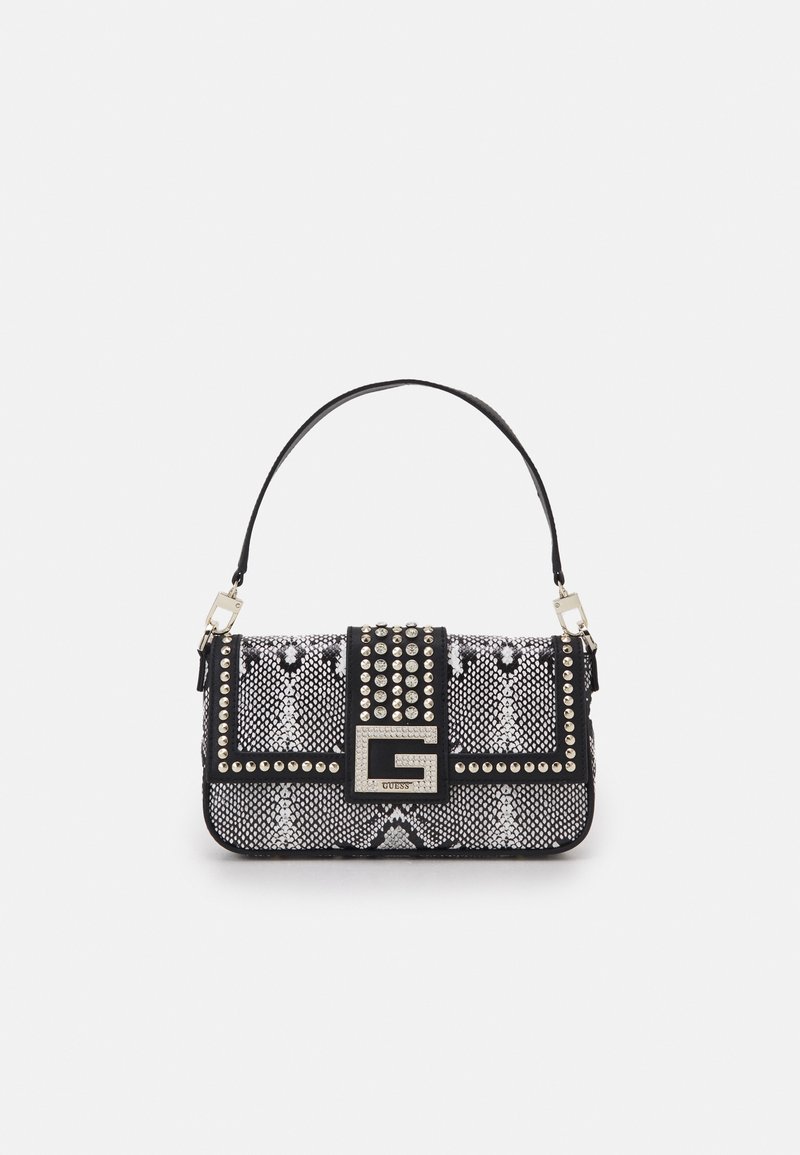 Bolsa de mano con estampado de serpiente en blanco y negro, con un tapete con tachuelas, acento de logo y una correa corta para el hombro. Presenta un tejido texturizado y herrajes metálicos.
