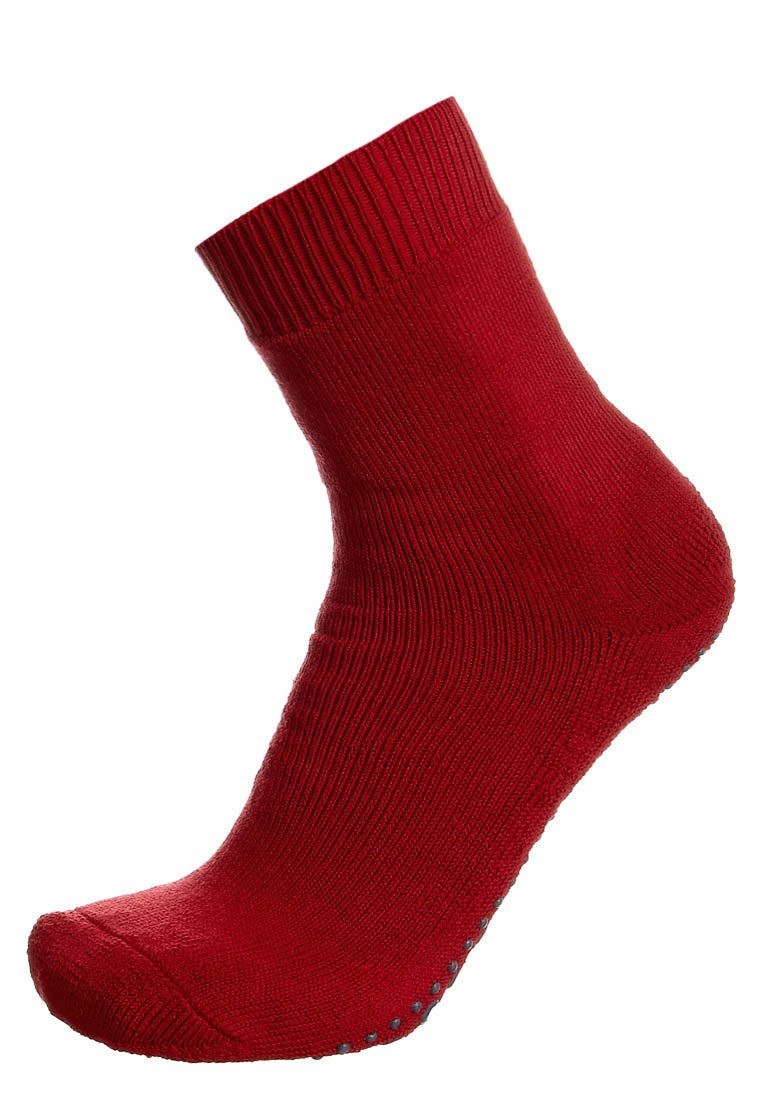 Calcetín rojo hasta el tobillo, hecho de una tela suave con la parte superior acanalada. Presenta una suela texturizada para mayor agarre, con un diseño de punta sin costuras.