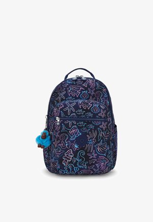 Sac à dos bleu marine avec des motifs colorés inspirés de l'océan. Il dispose d'une poche zippée à l'avant et d'un porte-clés en forme de singe en peluche bleu attaché.