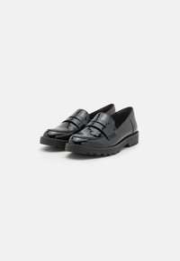 Schwarze Lackloafers mit glatter Oberfläche, einem Band über der Vorderseite und einer strukturierten Sohle. Rundes Zehendesign. Leichte Konstruktion.