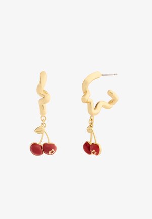 Pendientes de tono dorado con un diseño de aro ondulado y dos charms de cereza esmaltadas en rojo, cada una con hojas verdes, colgando debajo.