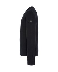 Marineblauer Strickpullover mit langen Ärmeln, gerippten Bündchen und Saum sowie einem kleinen Logopatch auf der linken Schulter. Die Textur ist strukturiert und dicht.