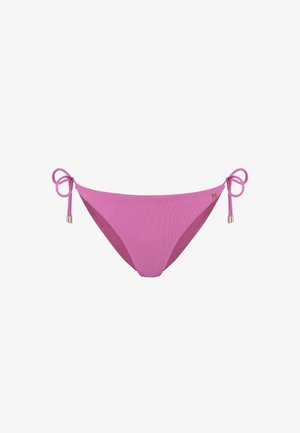 Slip bikini rosa con tessuto strutturato, caratterizzato da coulisse laterali regolabili con dettagli in tono oro e un pannello contrastante di un rosa più scuro.