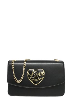 Borsa a spalla in ecopelle nera con tracolla a catena dorata, caratterizzata da un emblema a forma di cuore lucido con la scritta "Love Moschino".