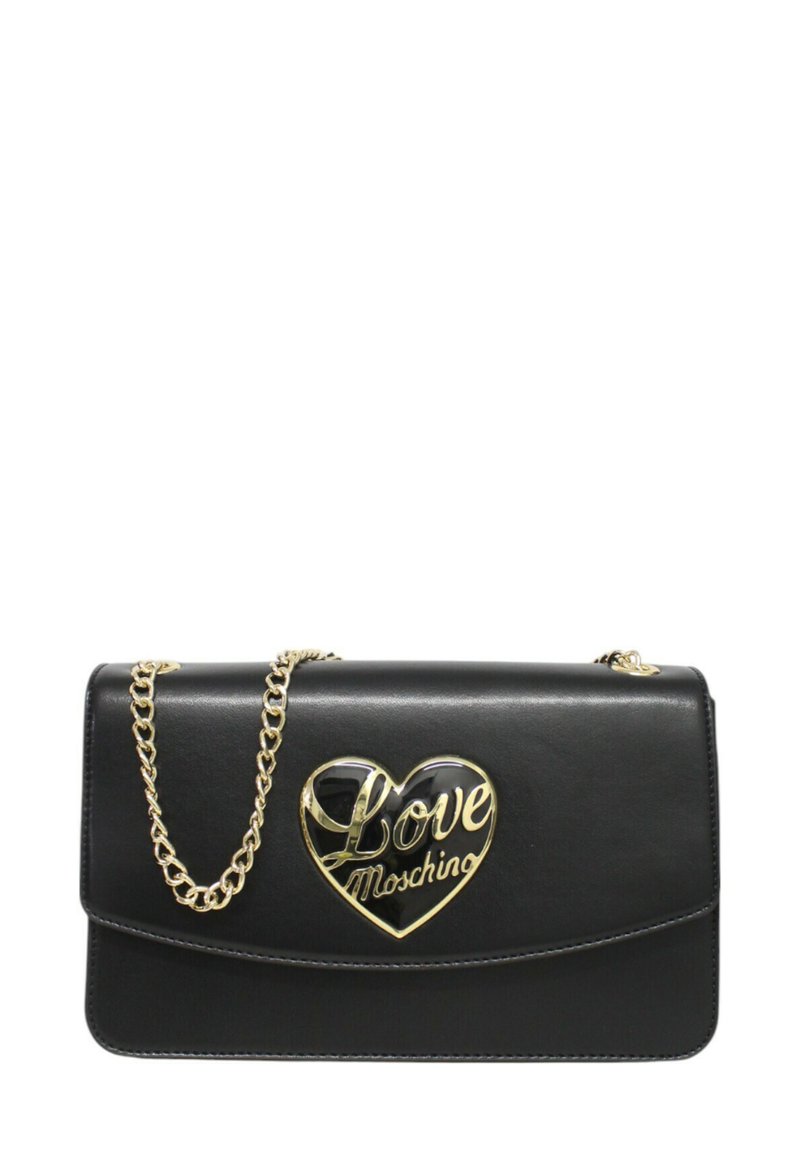 Borsa a spalla in ecopelle nera con tracolla a catena dorata, caratterizzata da un emblema a forma di cuore lucido con la scritta "Love Moschino".
