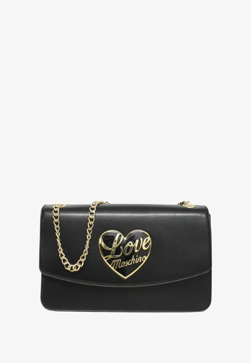 Borsa a spalla in ecopelle nera con tracolla a catena dorata, caratterizzata da un emblema a forma di cuore lucido con la scritta "Love Moschino".