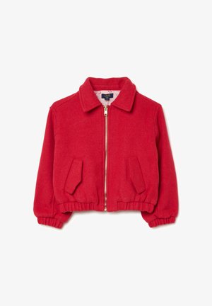 Chaqueta de forro polar roja con cuello, cremallera frontal y dos bolsillos laterales. Los puños y el dobladillo son elásticos para un ajuste ceñido. Textura suave en toda la prenda.