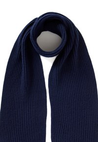Sciarpa a coste blu navy, realizzata in un tessuto testurizzato, con un avvolgimento circolare nella parte superiore e due estremità lunghe che pendono.